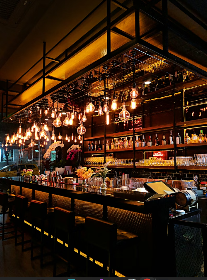 Bar decorado para casamento com drinks especiais