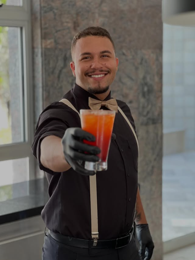 Bartender da AURA DRINKS BAR preparando drinks com maestria